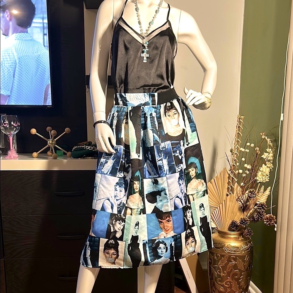 Stylish Blue and Black Women's Skirt - Picture 3 of 11